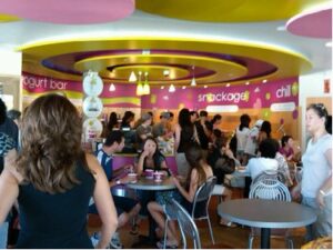 Menchies_crowd